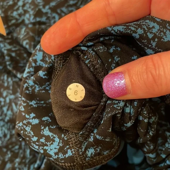 Lululemon high rise waist 3/4 length printed leggings - Picture 4 of 5